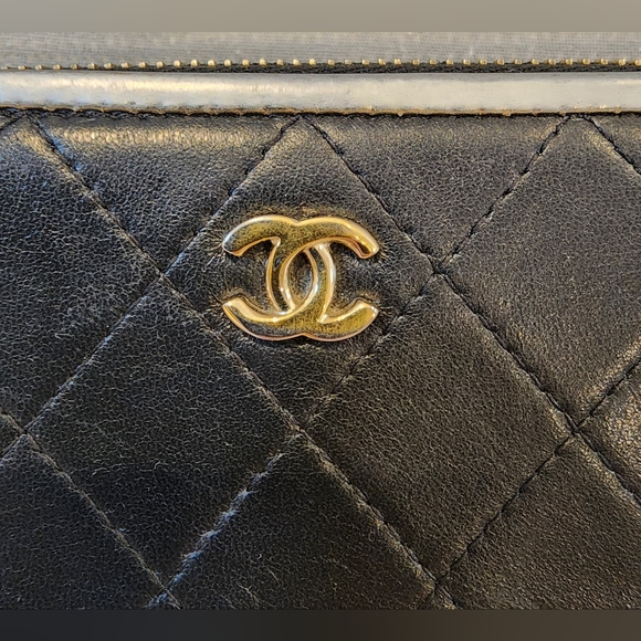 CHANEL Zippy Wallet. Black & Gold with charm. - Picture 2 of 11